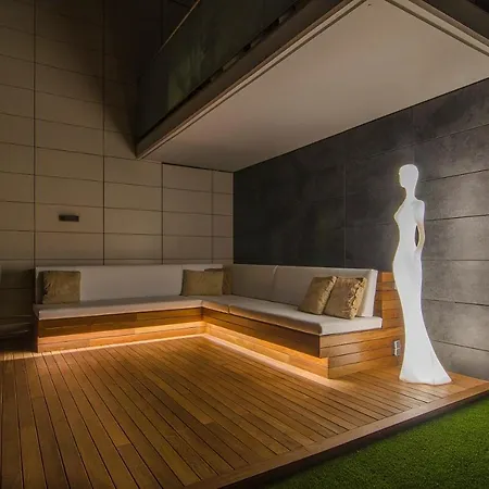 Spaces Garden Paradise 3 Bedroom, 3 Bathroom, Huge Private Garden-terrace, Pool- Sleeps Up To 8 * סיטגס