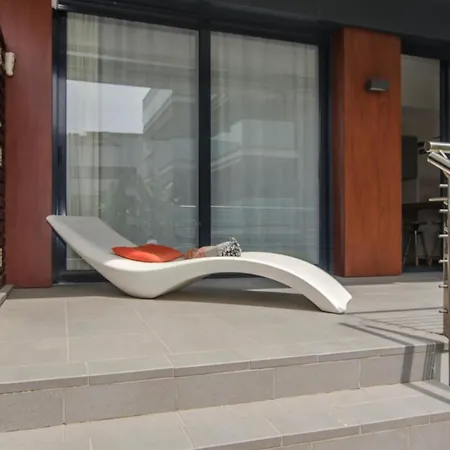 Spaces Garden Paradise 3 Bedroom, 3 Bathroom, Huge Private Garden-terrace, Pool- Sleeps Up To 8 Apartmán *