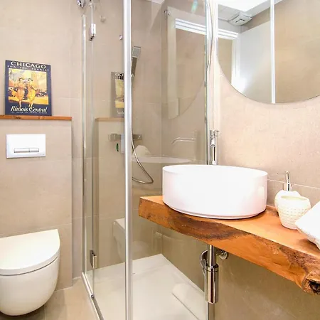 Spaces Garden Paradise 3 Bedroom, 3 Bathroom, Huge Private Garden-terrace, Pool- Sleeps Up To 8 *