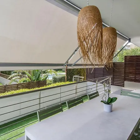 Spaces Garden Paradise 3 Bedroom, 3 Bathroom, Huge Private Garden-terrace, Pool- Sleeps Up To 8