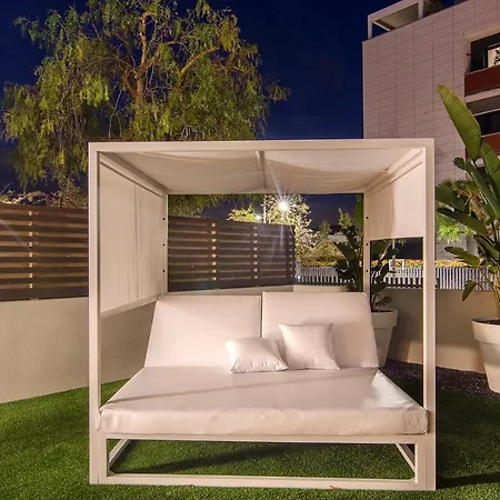 Spaces Garden Paradise 3 Bedroom, 3 Bathroom, Huge Private Garden-terrace, Pool- Sleeps Up To 8 דירה *