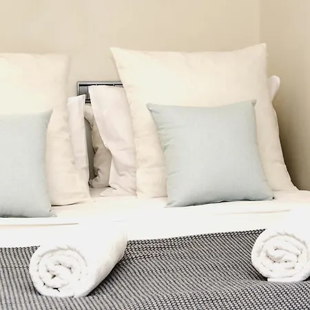 Spaces Garden Paradise 3 Bedroom, 3 Bathroom, Huge Private Garden-terrace, Pool- Sleeps Up To 8