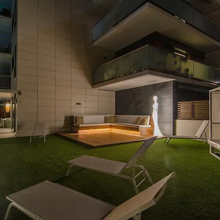 Spaces Garden Paradise 3 Bedroom, 3 Bathroom, Huge Private Garden-terrace, Pool- Sleeps Up To 8