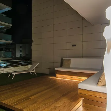 Spaces Garden Paradise 3 Bedroom, 3 Bathroom, Huge Private Garden-terrace, Pool- Sleeps Up To 8 דירה