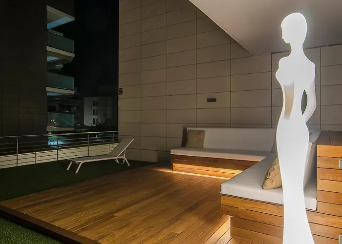 Spaces Garden Paradise 3 Bedroom, 3 Bathroom, Huge Private Garden-terrace, Pool- Sleeps Up To 8 Apartman